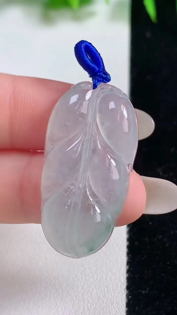 天然A货翡翠冰种飘花金枝玉叶 叶子吊坠，尺寸33.2-17.7-5.6，重量:6.92g
10月19日
