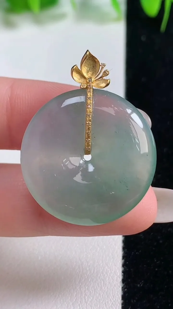天然A货翡翠平安扣吊坠，尺寸27-5.8，重量:9.35g
10月19日