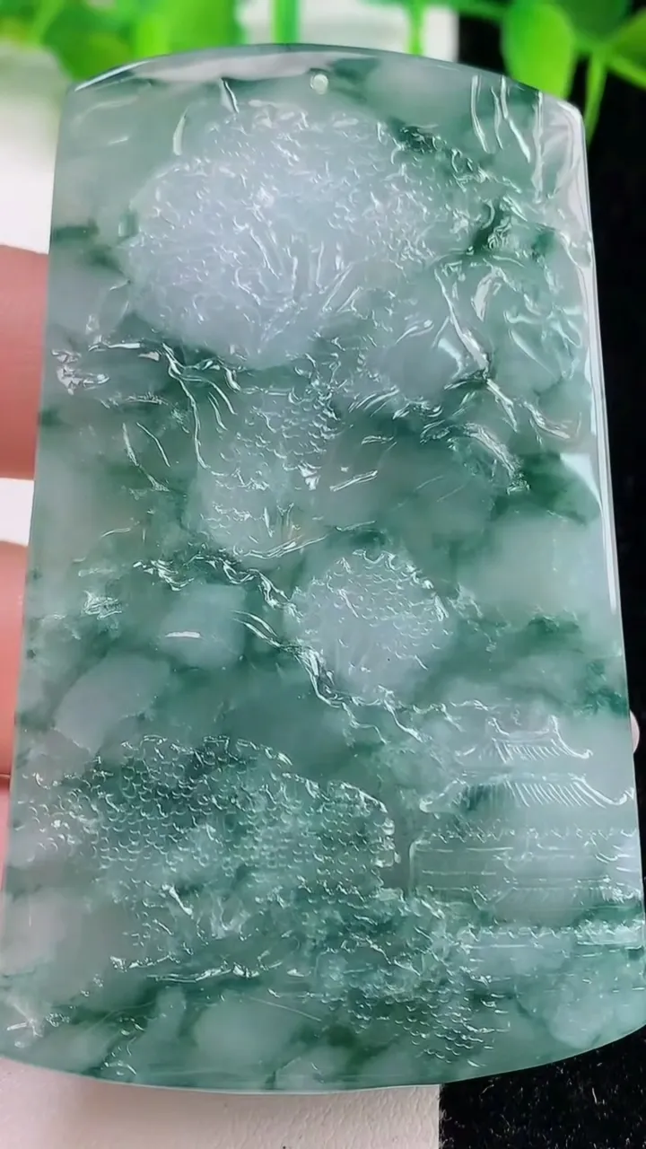 天然A货翡翠牌吊坠，尺寸68.8-42.6-7，重量:46.35g
10月19日