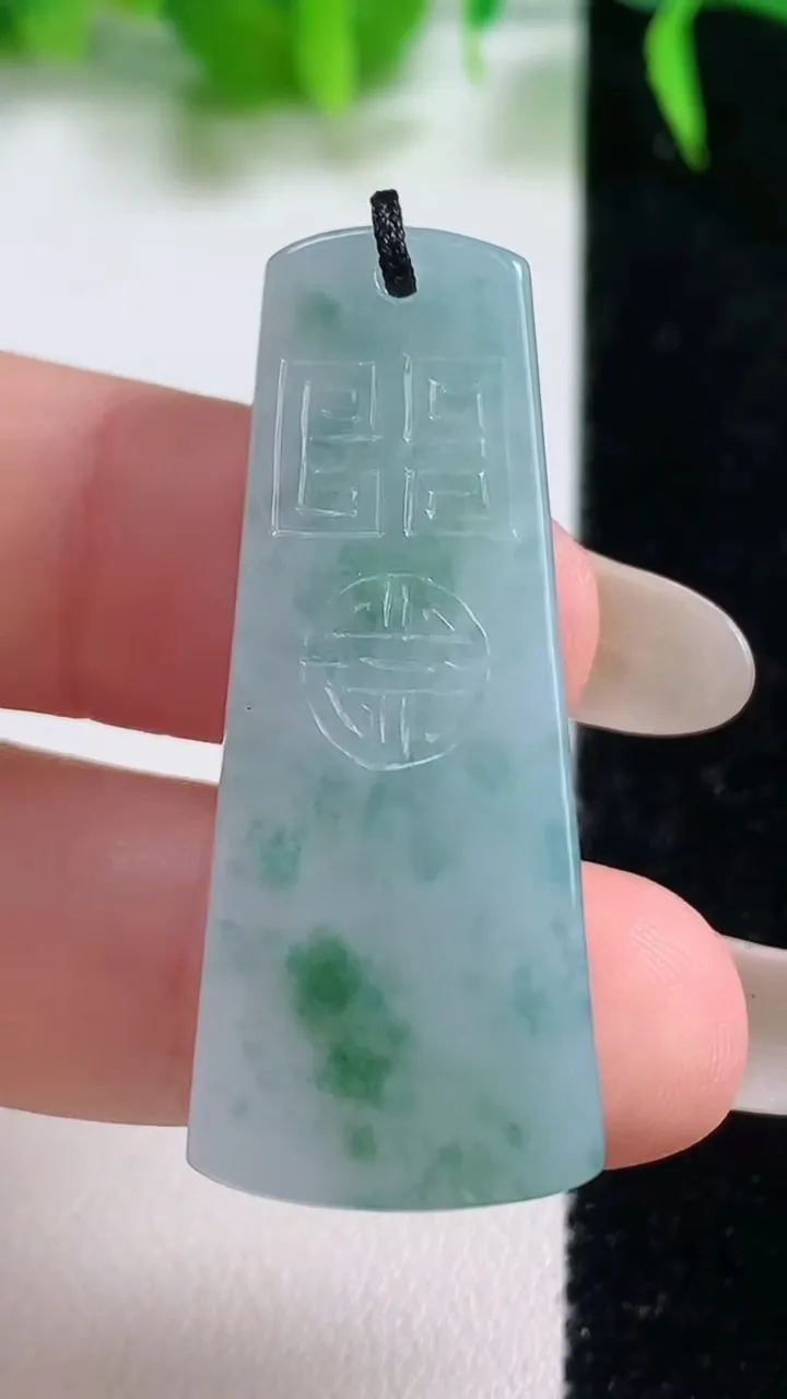 天然A货翡翠冰种飘花仿古无事牌吊坠，尺寸40-17-5.9，重量:11.45g
10月19日