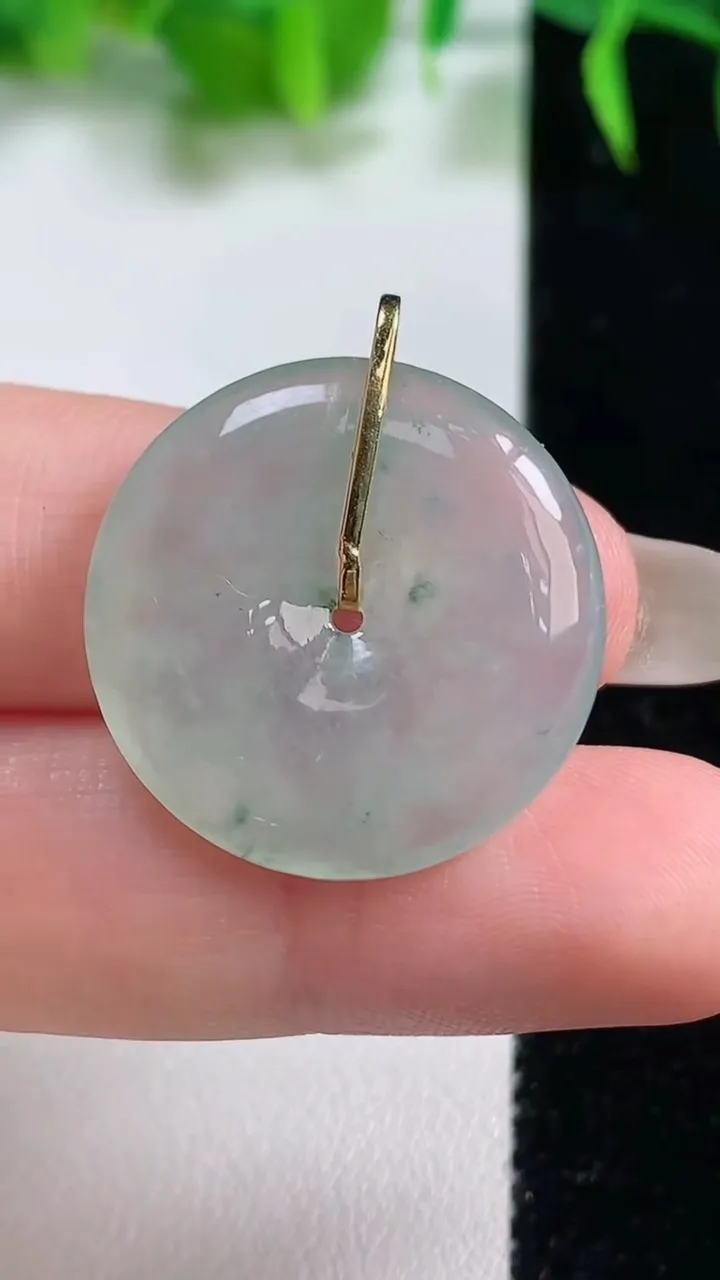 天然A货翡翠种飘花平安扣吊坠，尺寸24-4.3，重量:5.34g
10月19日