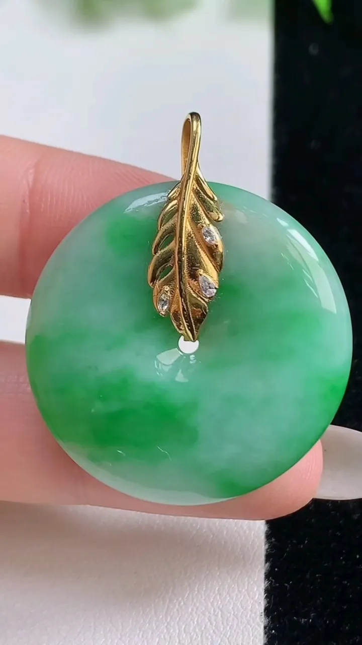 天然A货翡翠平安扣吊坠，尺寸30.7-5.5，重量:11.07g
10月19日