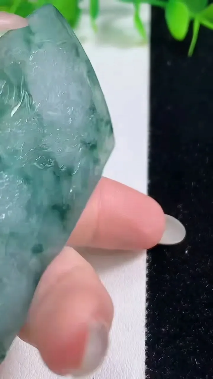 天然A货翡翠牌吊坠，尺寸68.8-42.6-7，重量:46.35g
10月19日