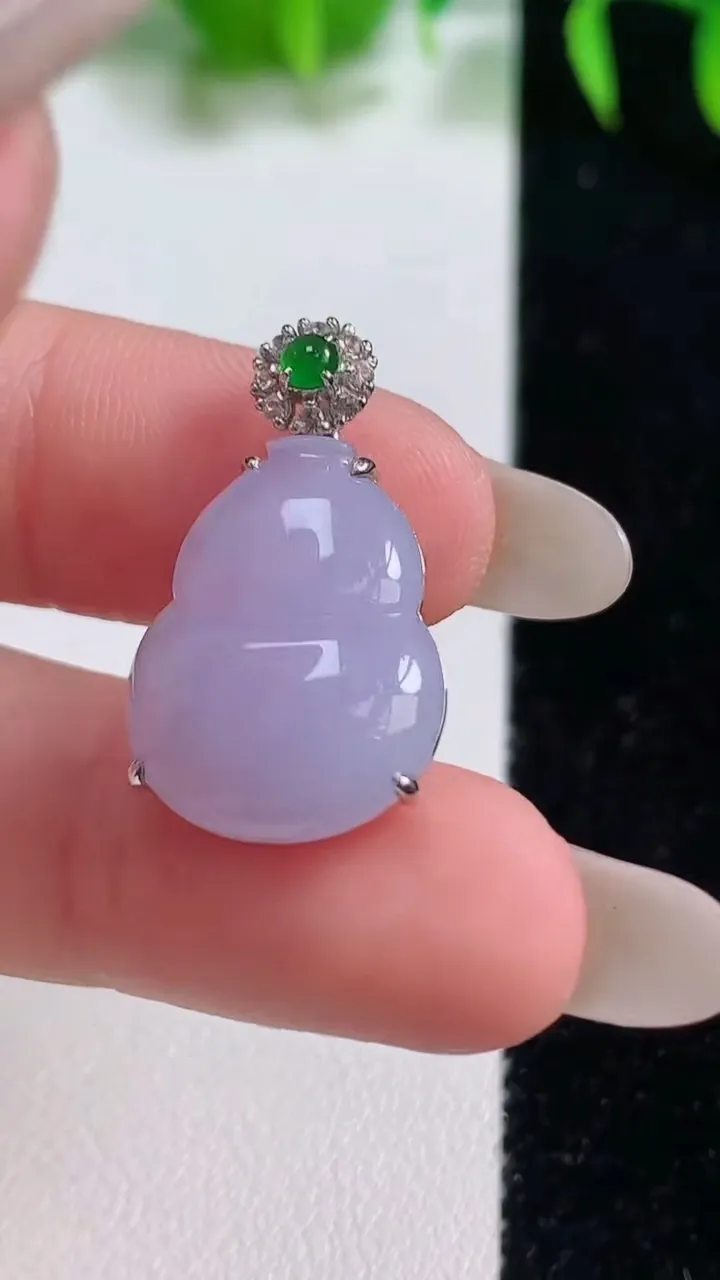 天然A货翡翠18K金紫罗兰葫芦吊坠，尺寸19-15-5.7，重量:2.95g
10月19日