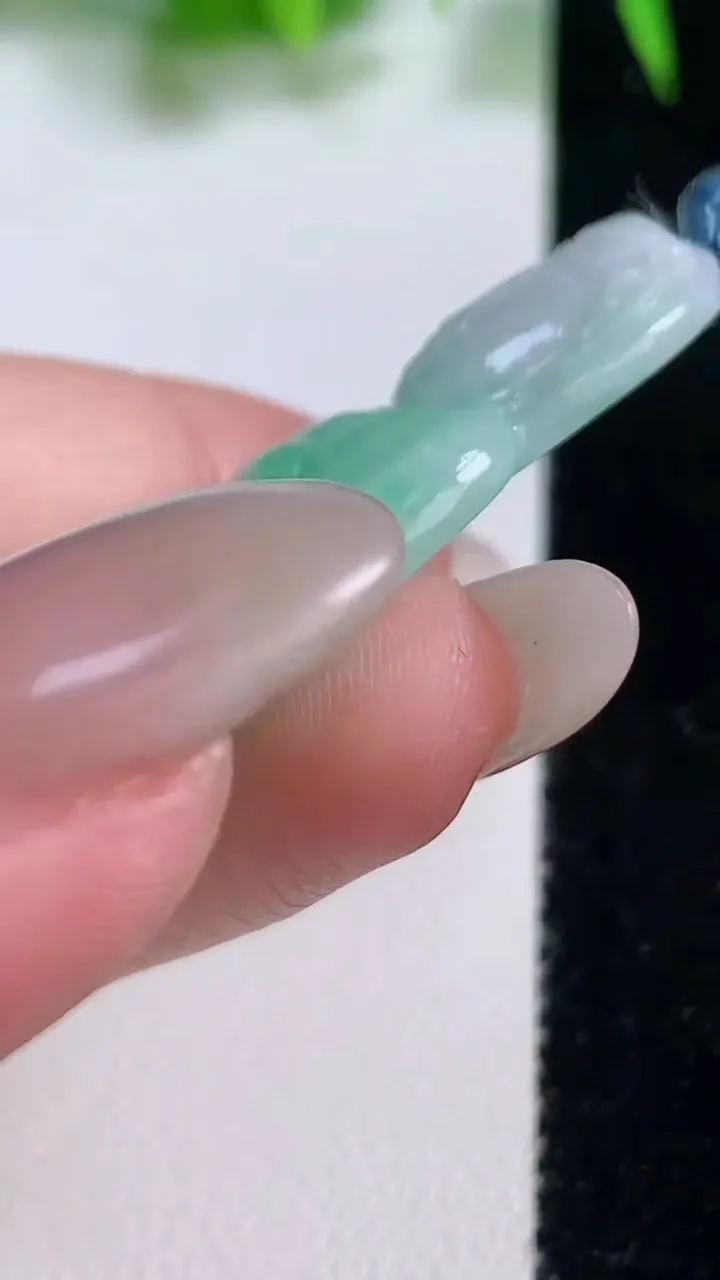 天然A货翡翠观音菩萨吊坠，尺寸45-23.8-5.8，重量:11.31g
10月19日