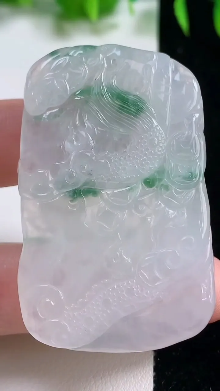 天然A货翡翠冰种飘花龙牌吊坠，尺寸51.6-32.4-7.3，重量:27.35g
10月19日