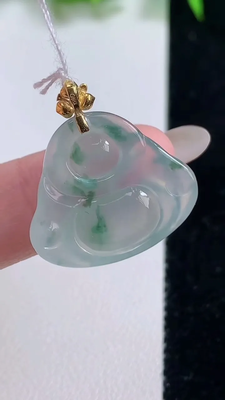 天然A货翡翠种飘花佛公吊坠，尺寸19.6-23-4.3，重量:3.56g
10月19日