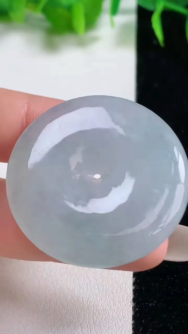 天然A货翡翠冰种飘花平安扣吊坠，尺寸36.3-5.5，重量:16.58g
10月19日