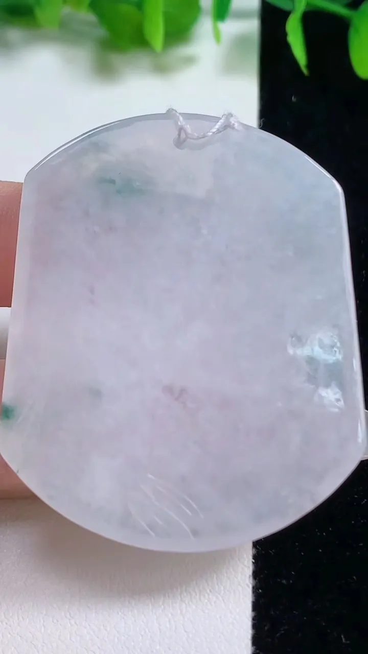 天然A货翡翠冰种飘花生肖兔吊坠，尺寸53.2-44-6.3，重量:32.15g
10月19日