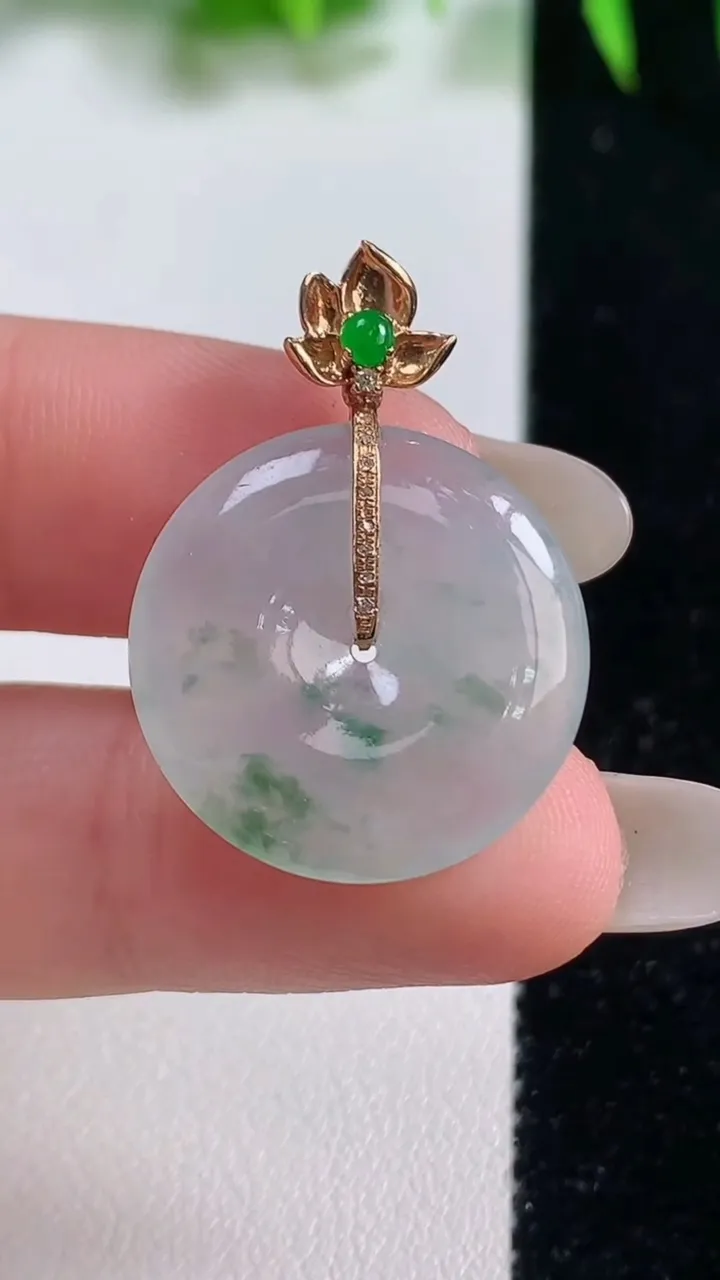 天然A货翡翠种飘花平安扣吊坠，尺寸21.3-3.8，重量:5.28g
10月19日