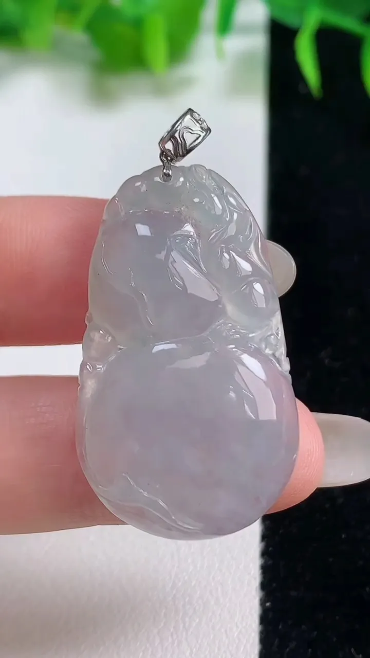 天然A货翡翠种白冰葫芦吊坠，尺寸36-21.4-5，重量:7.14g
10月19日