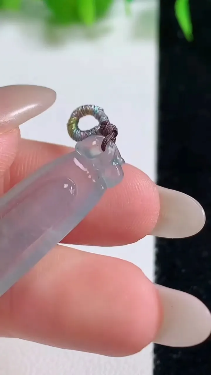 天然A货翡翠冰种飘花福瓜吊坠，尺寸35.4-10-4.3，重量:3.52g
10月19日