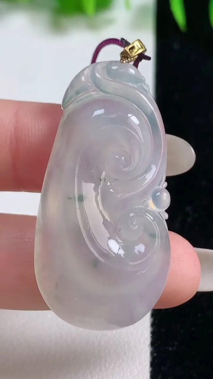 天然A货翡翠种飘花如意吊坠，尺寸45-22-5.6，重量:9.64g
10月19日