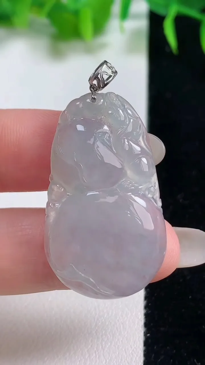 天然A货翡翠种白冰葫芦吊坠，尺寸36-21.4-5，重量:7.14g
10月19日