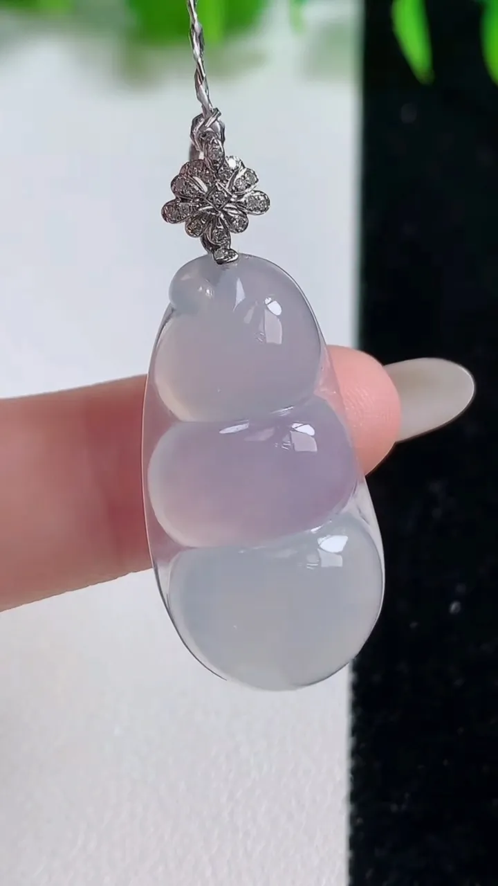 天然A货翡翠种白冰福豆吊坠，尺寸28.5-15.2-5.6，重量:4.81g
10月19日