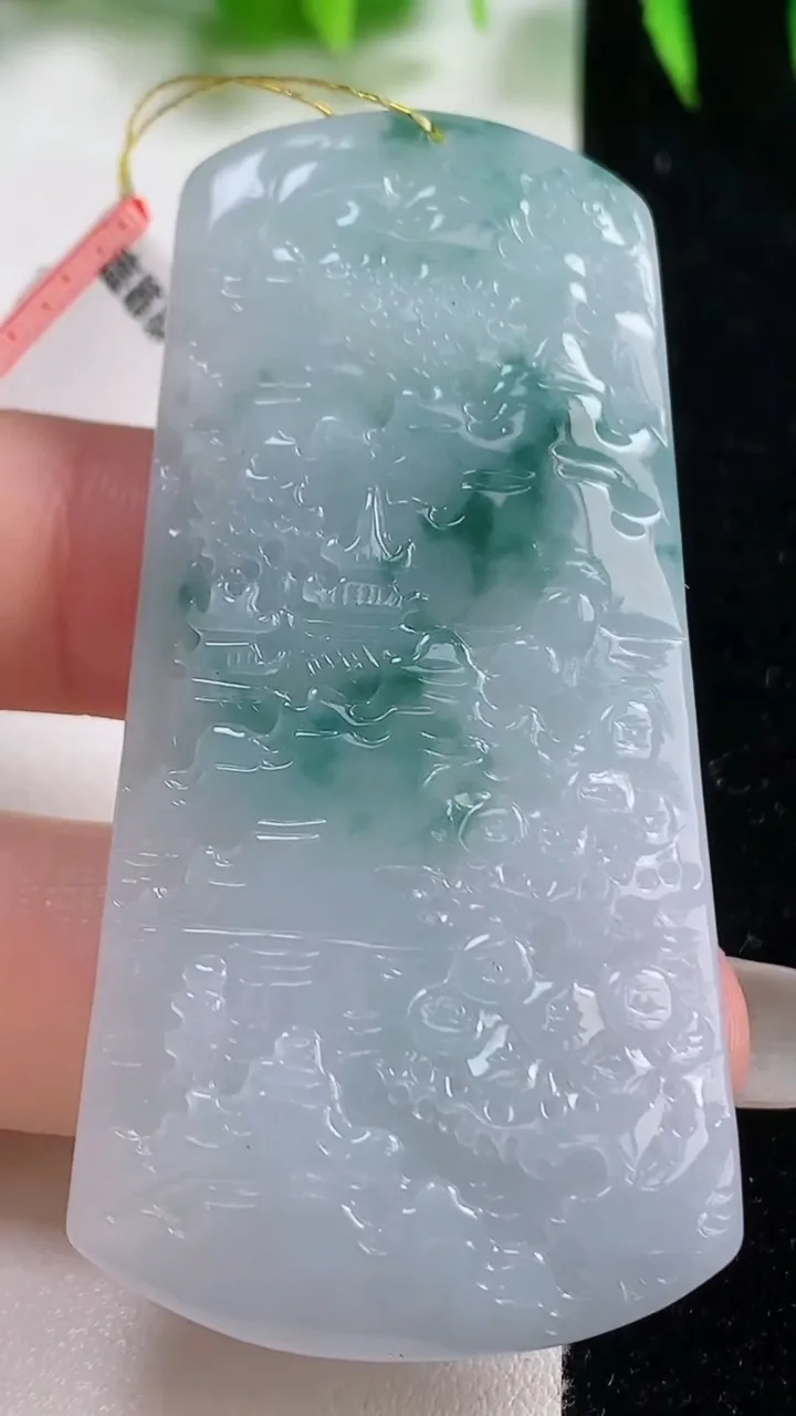 天然A货翡翠牌吊坠，尺寸62.4-31-5.3，重量:25.71g
10月19日