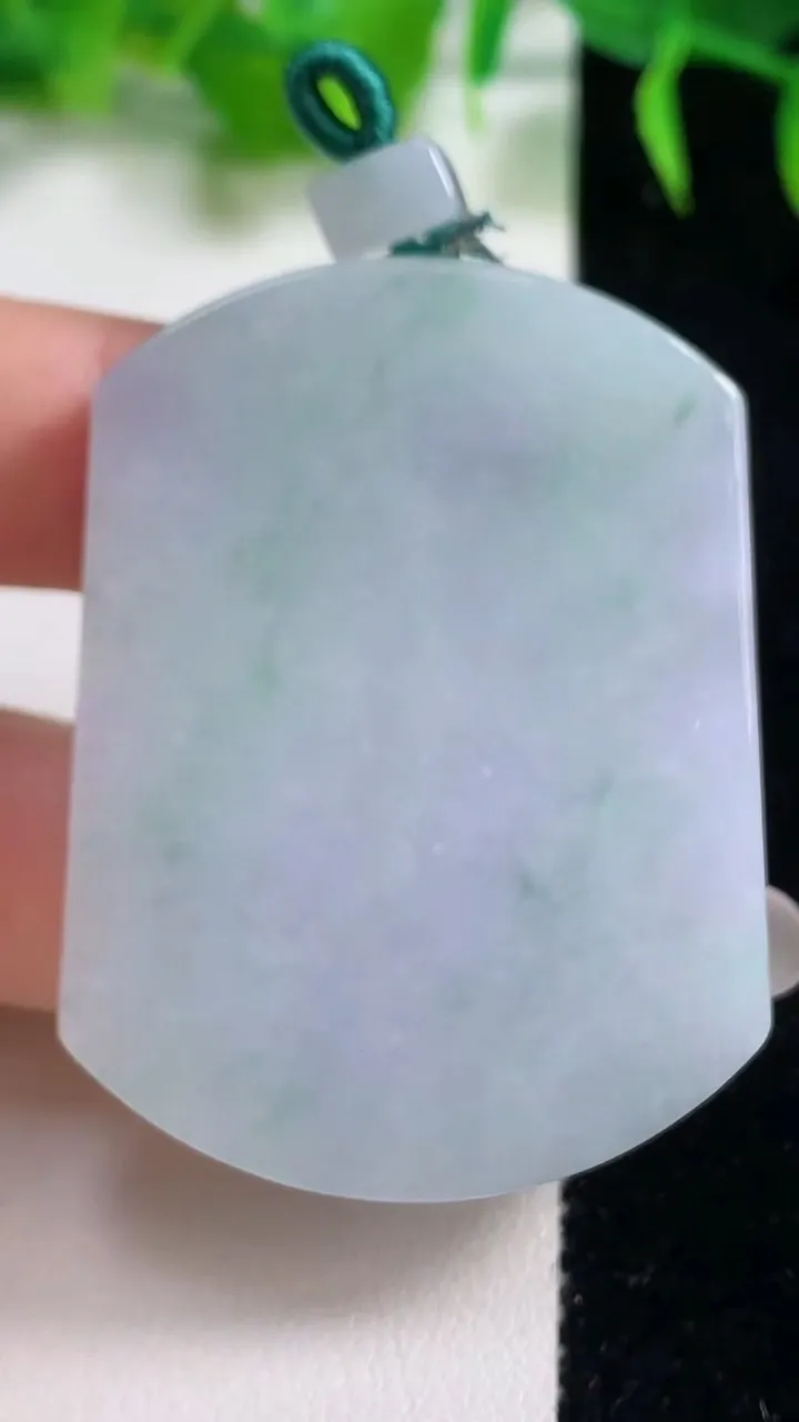 天然A货翡翠春带彩紫罗兰无事牌吊坠，尺寸48.8-37-6.3，重量:31.61g
10月19日