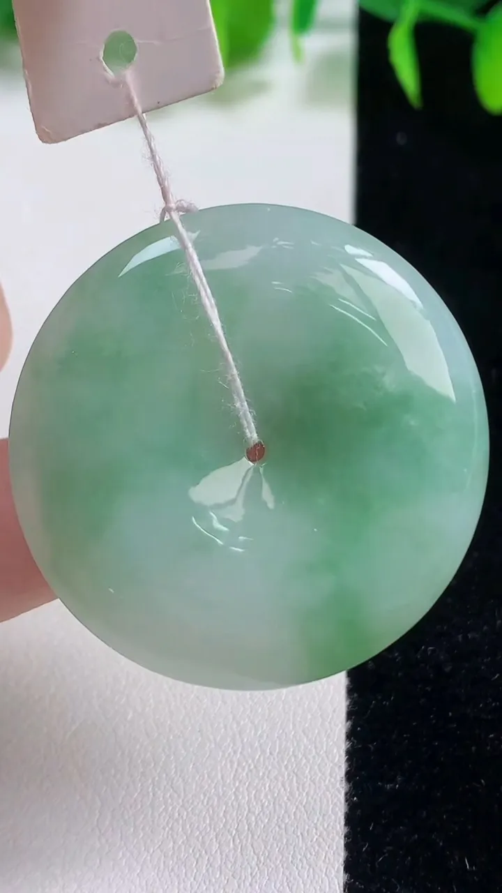 天然A货翡翠平安扣吊坠，尺寸37.6-6.4，重量:18.30g
10月19日