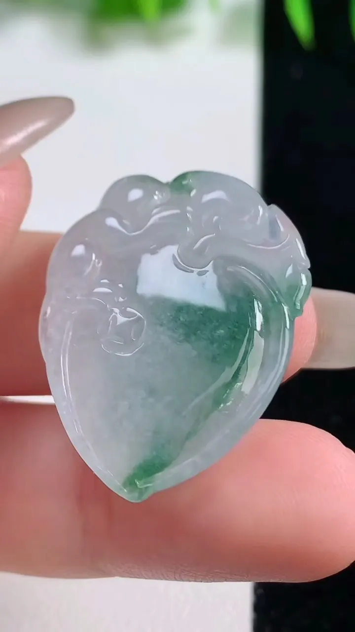 天然A货翡翠冰种飘花寿桃吊坠，尺寸30.5-22-6.5，重量:8.22g
10月19日