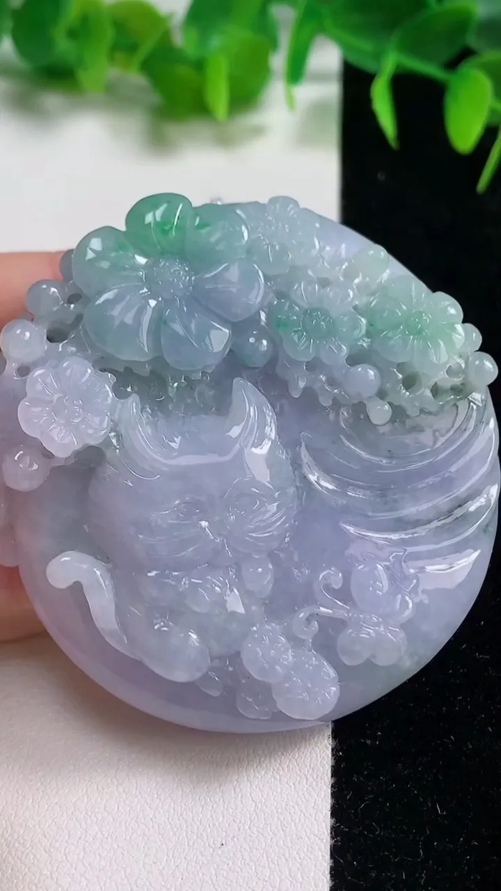 天然A货翡翠春带彩紫罗兰小猫吊坠，尺寸57-12.8，重量:79.44g
10月19日