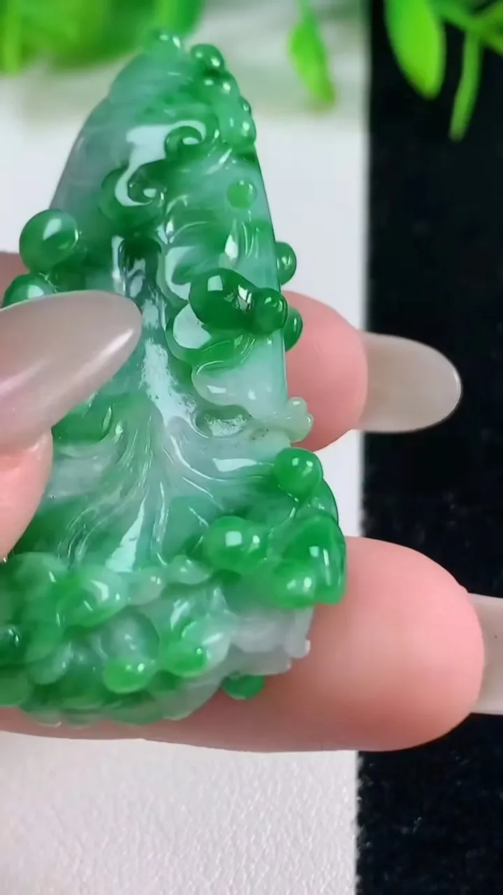 天然A货翡翠白菜吊坠，尺寸51.2-28.5-9.6，重量:20.16g
10月19日