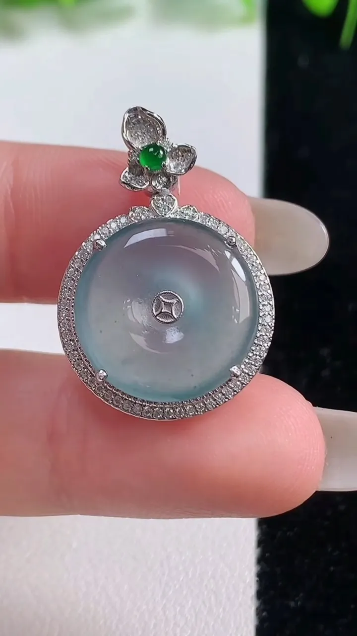天然A货翡翠种蓝水平安扣吊坠，尺寸28.2-19.3-6.3，裸石16重量:3.45g
10月19日