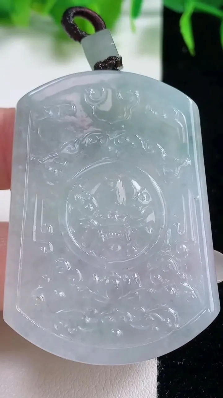 天然A货翡翠冰种飘花仿古无事牌吊坠，尺寸52-38-4.8，重量:24.73g
10月19日