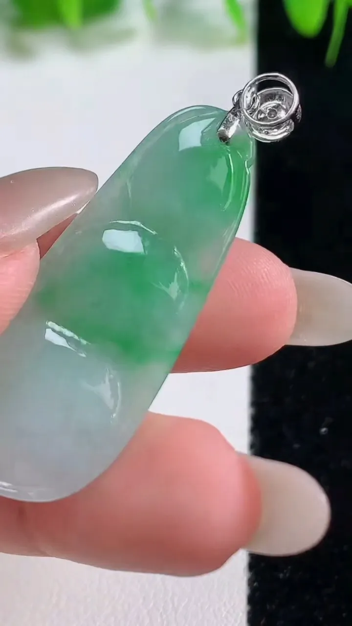 天然A货翡翠福豆吊坠，尺寸38.7-16.7-7，重量:8.02g
10月19日