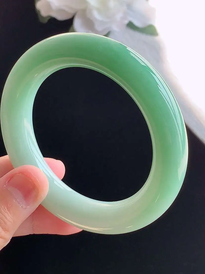 a货翡翠老坑冰种飘绿胖圆条手镯52-53小圈口  尺寸52×11.6mm 重量72.16g 1018