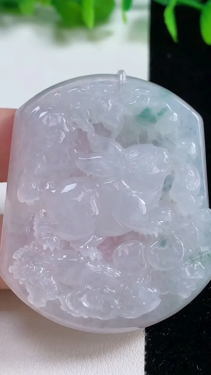 天然A货翡翠冰种飘花生肖兔吊坠，尺寸53.2-44-6.3，重量:32.15g
10月19日