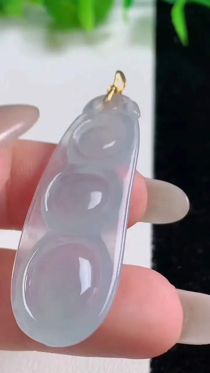 天然A货翡翠种白冰福豆吊坠，尺寸42-16.2-5，重量:5.42g
10月19日