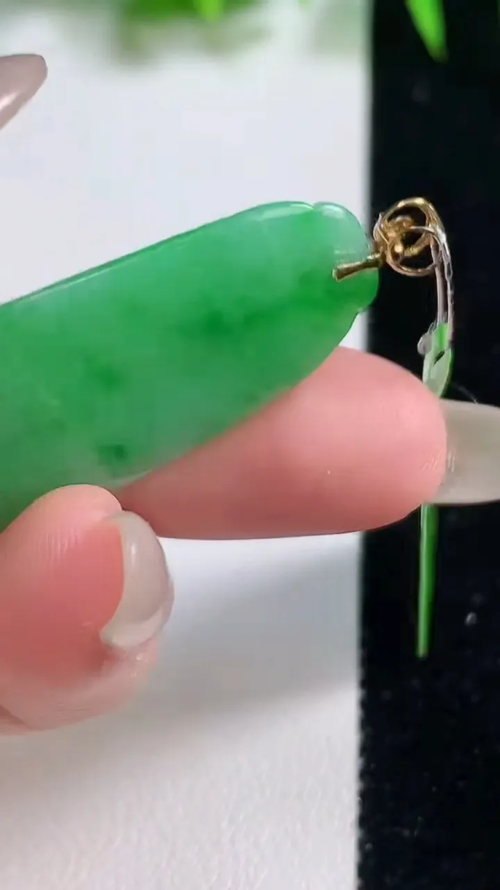 天然A货翡翠福瓜吊坠，尺寸36-15.2-6.6，重量:6.96g
10月19日