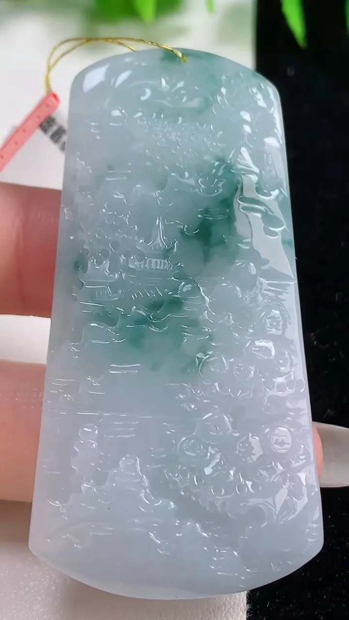 天然A货翡翠牌吊坠，尺寸62.4-31-5.3，重量:25.71g
10月19日