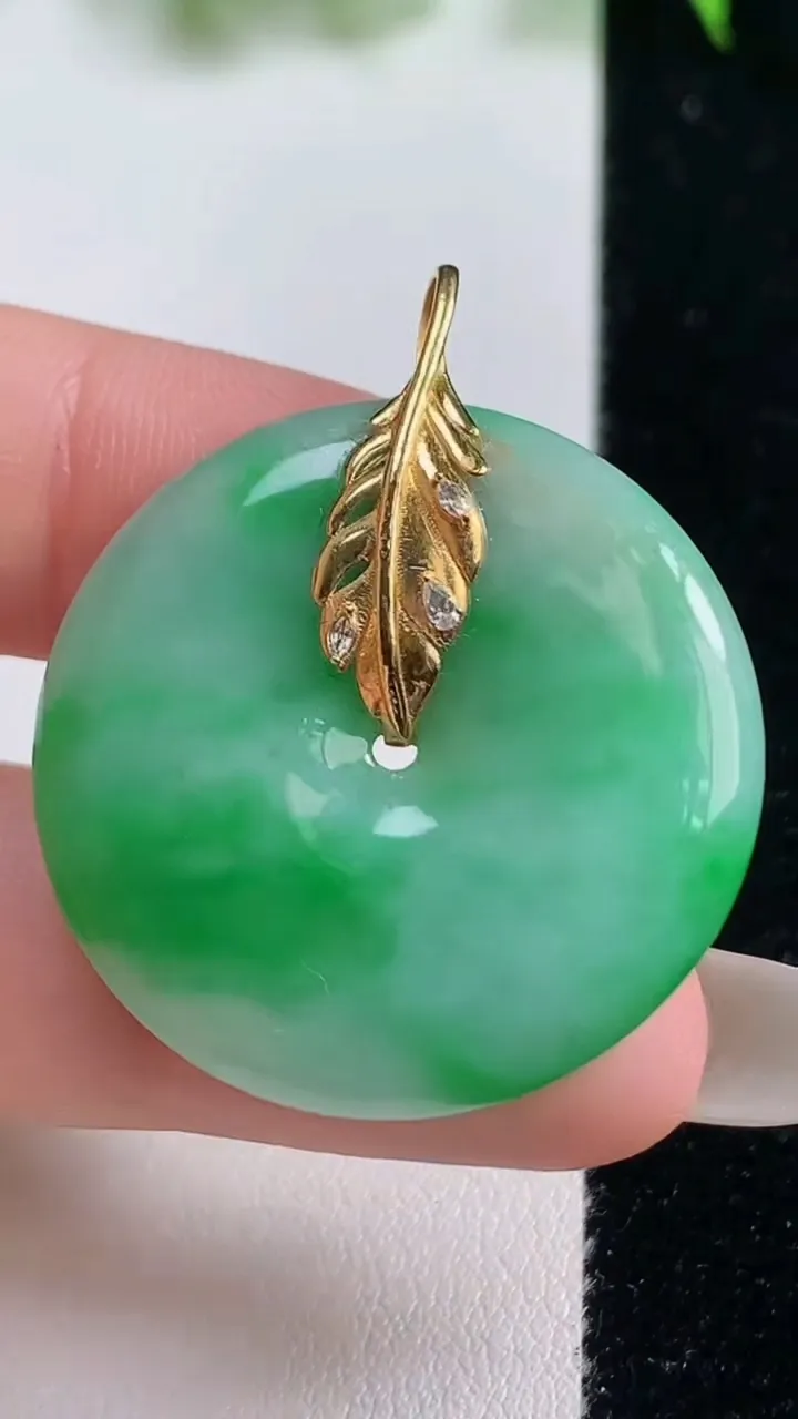 天然A货翡翠平安扣吊坠，尺寸30.7-5.5，重量:11.07g
10月19日