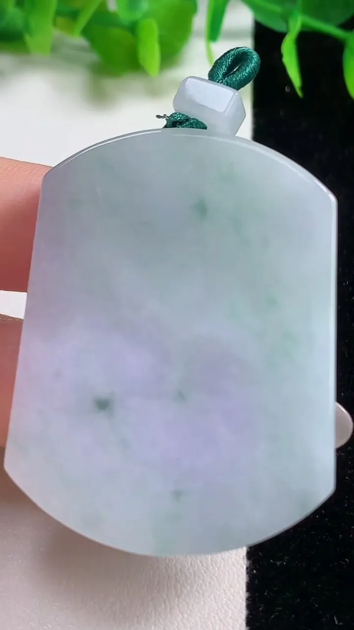 天然A货翡翠春带彩紫罗兰无事牌吊坠，尺寸48.8-37-6.3，重量:31.61g
10月19日