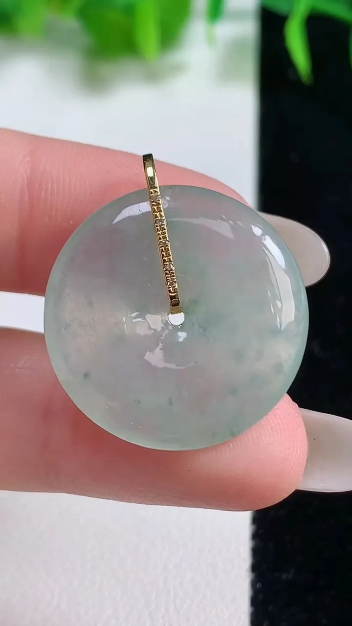 天然A货翡翠种飘花平安扣吊坠，尺寸24-4.3，重量:5.34g
10月19日