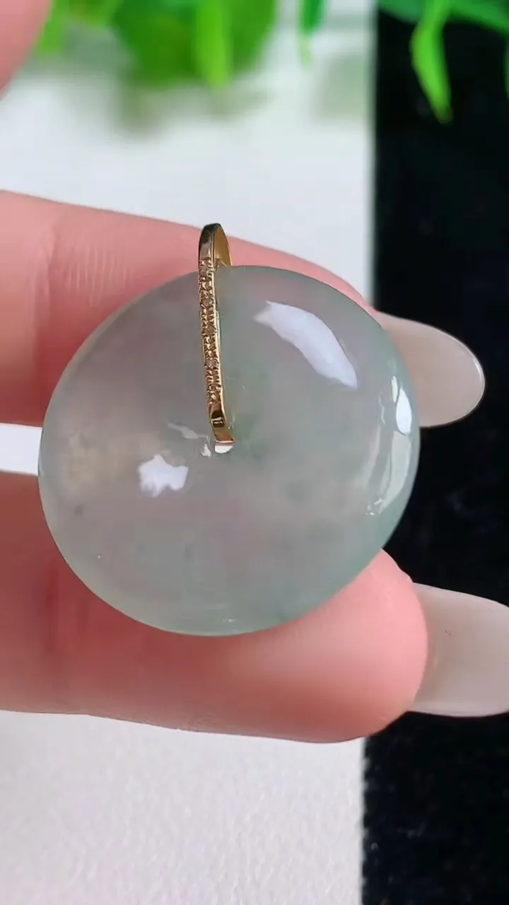天然A货翡翠种飘花平安扣吊坠，尺寸24-4.3，重量:5.34g
10月19日