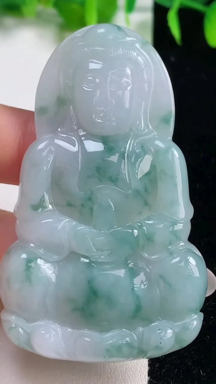 天然A货翡翠冰种飘花观音菩萨吊坠，尺寸65.6-38.7-5.6，重量:26.28g
10月19日