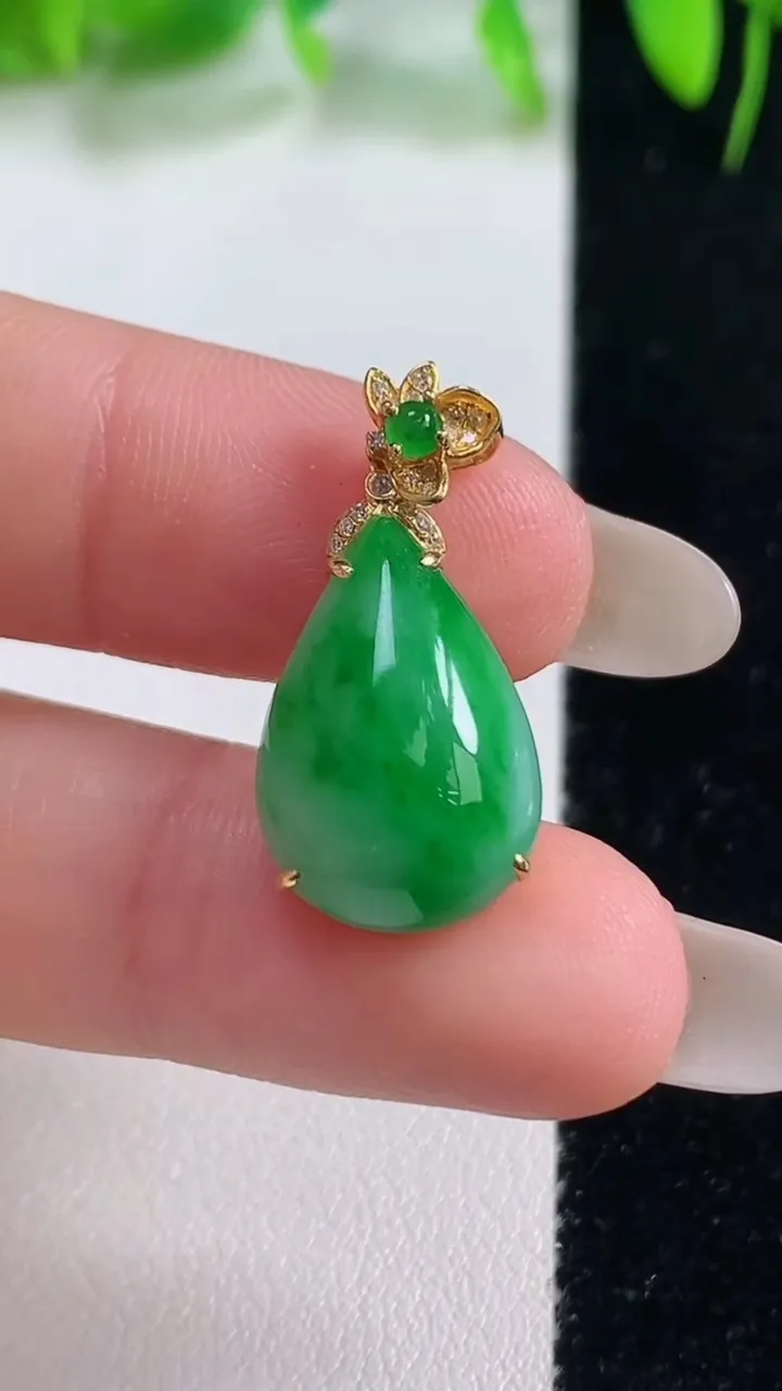 天然A货翡翠水滴吊坠，尺寸25-16.5-12.3-6.4，重量:2.95g
10月19日