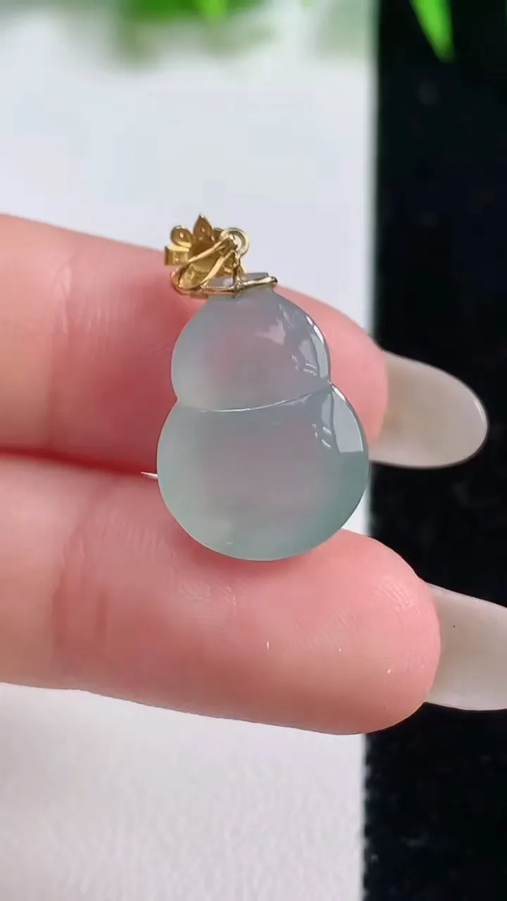 天然A货翡翠葫芦吊坠，尺寸18-13-6.3，重量:2.56g
10月19日