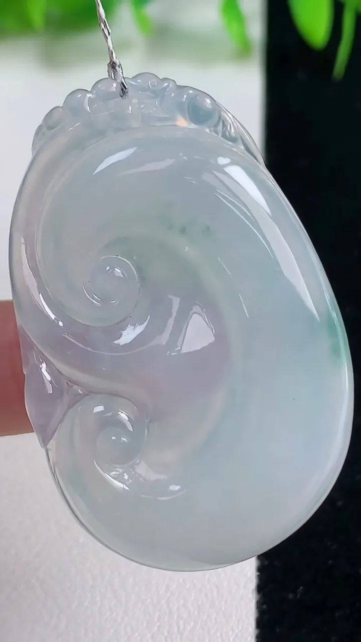 天然A货翡翠冰种飘花如意吊坠，尺寸47-31-4.6，重量:13.20g
10月19日