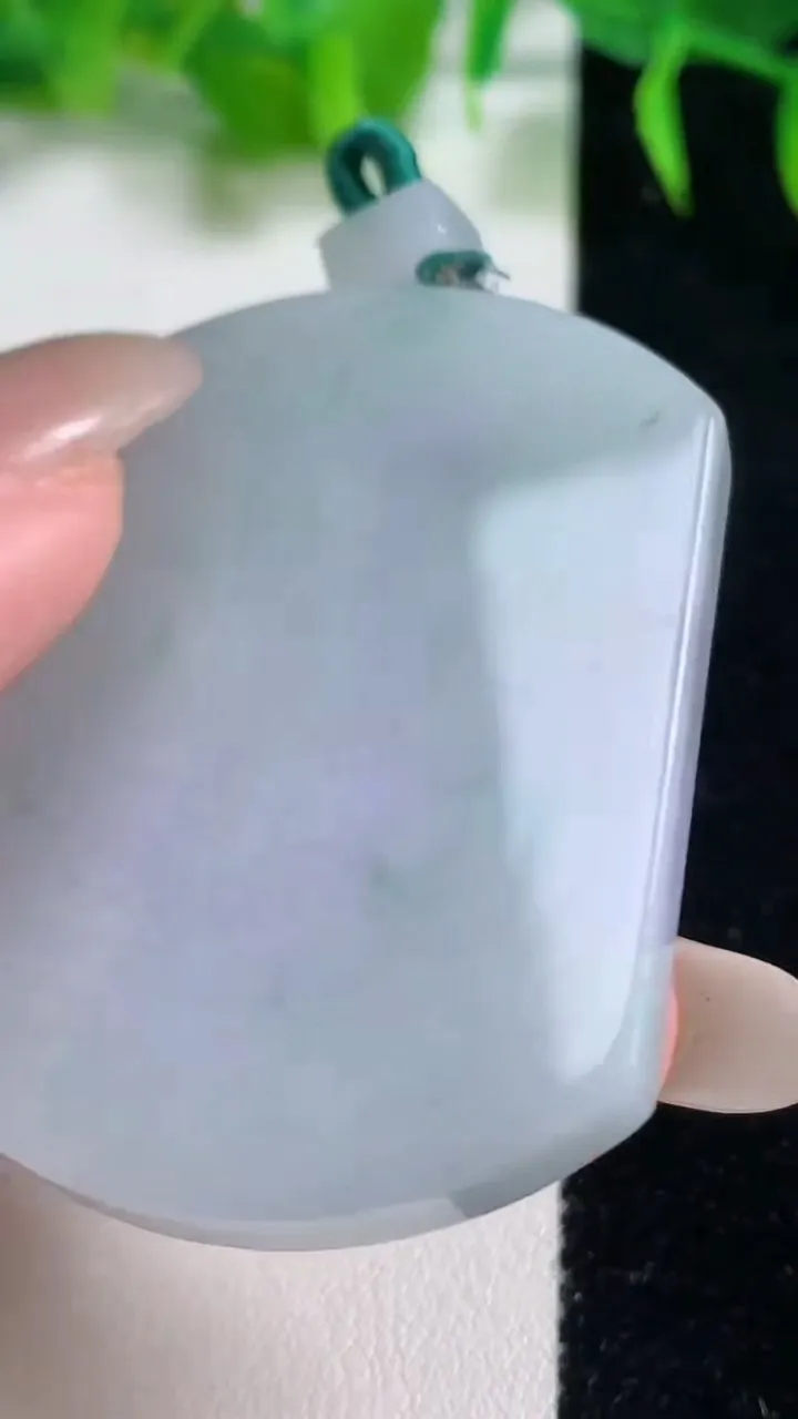 天然A货翡翠春带彩紫罗兰无事牌吊坠，尺寸48.8-37-6.3，重量:31.61g
10月19日