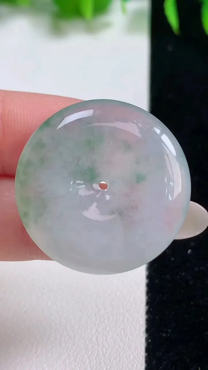 天然A货翡翠冰种飘花平安扣吊坠，尺寸28.8-5.3，重量:10.00g
10月19日