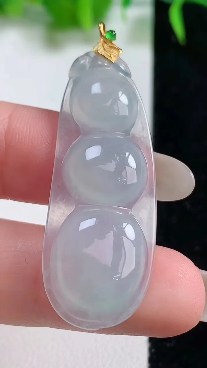 天然A货翡翠种白冰福豆吊坠，尺寸42-16.2-5，重量:5.42g
10月19日