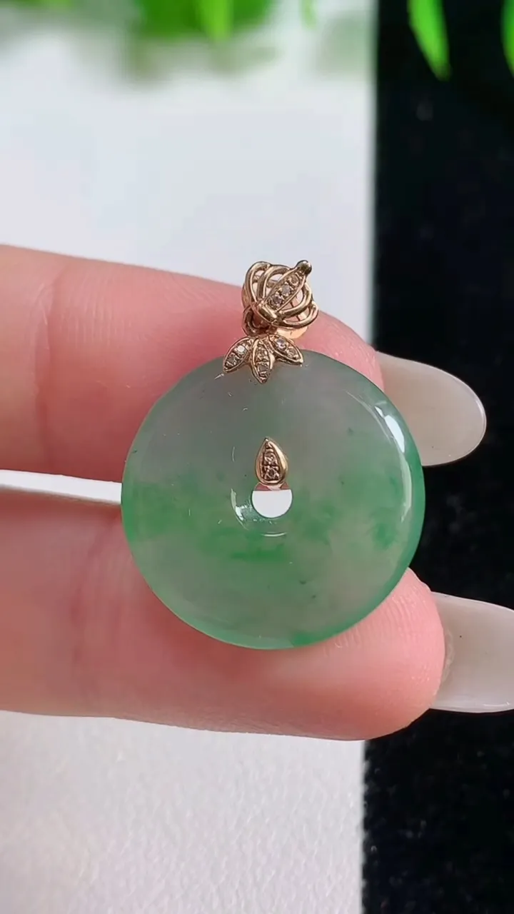 天然A货翡翠平安扣吊坠，尺寸19.6-2.5，重量:2.75g
10月19日