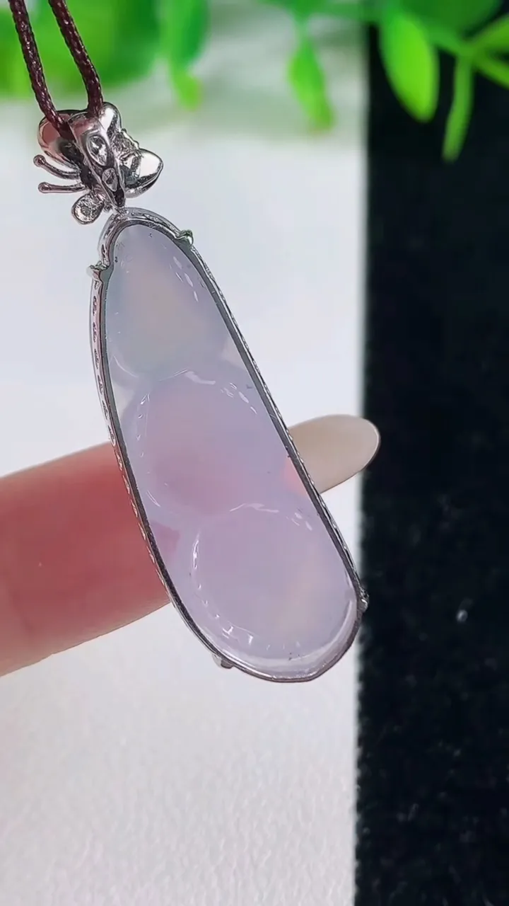 天然A货翡翠种紫罗兰福豆吊坠，尺寸32.2-11.8-7.5，重量:4.96g
10月19日