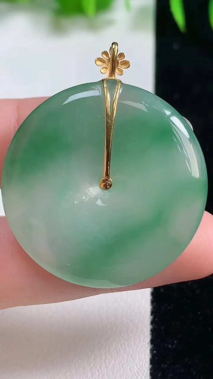 天然A货翡翠平安扣吊坠，尺寸34-5.2，重量:13.44g
10月19日