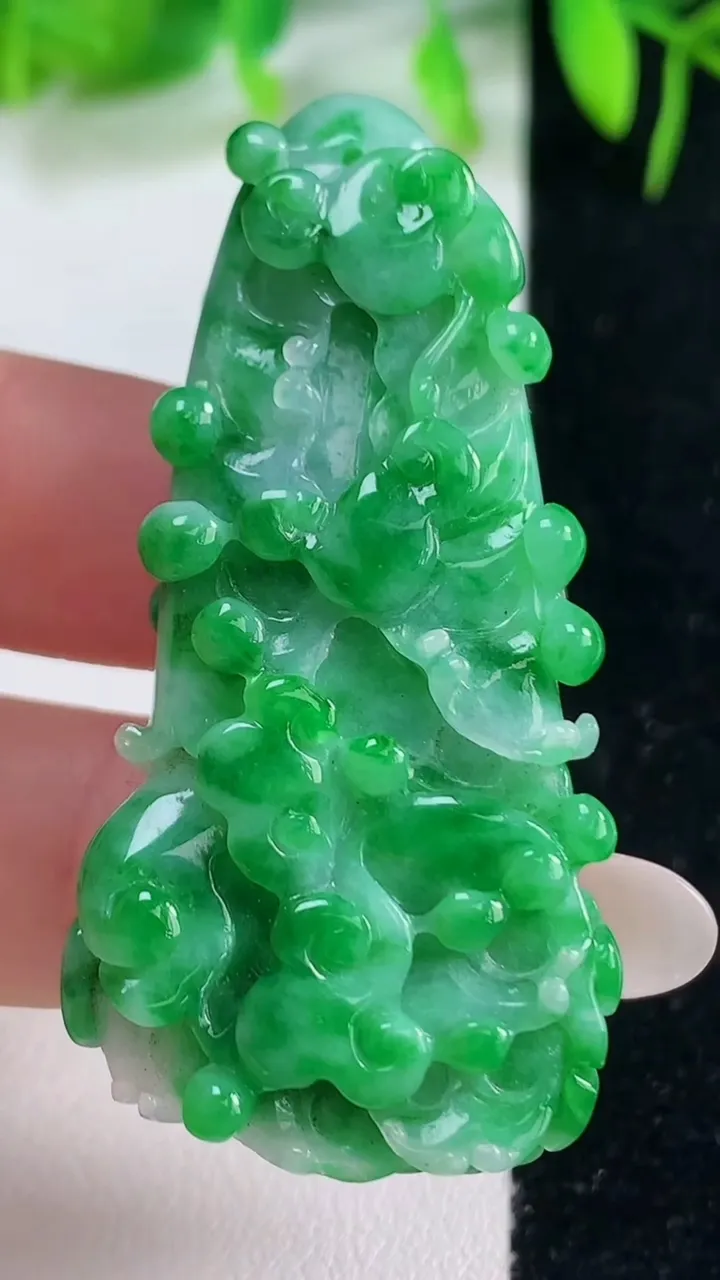 天然A货翡翠白菜吊坠，尺寸51.2-28.5-9.6，重量:20.16g
10月19日