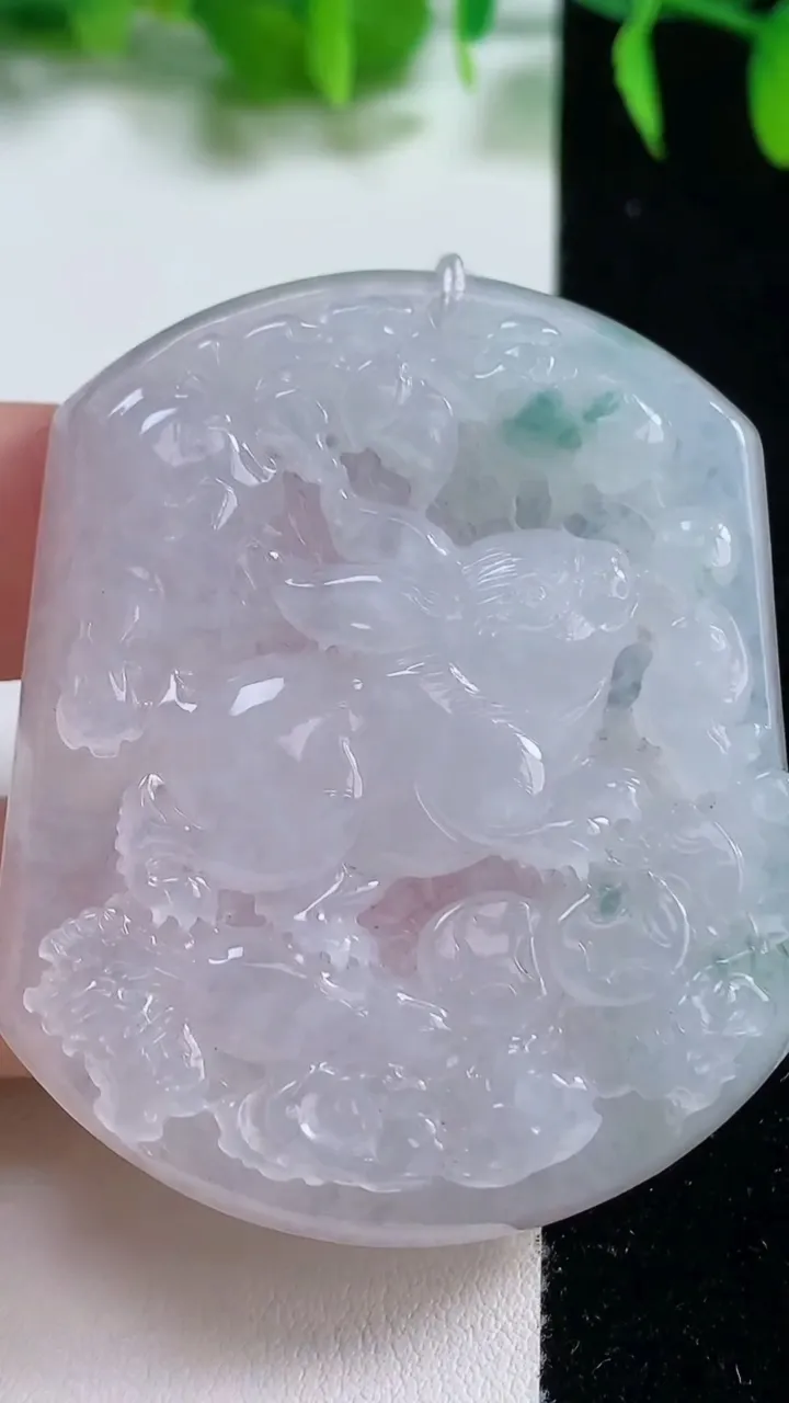天然A货翡翠冰种飘花生肖兔吊坠，尺寸53.2-44-6.3，重量:32.15g
10月19日