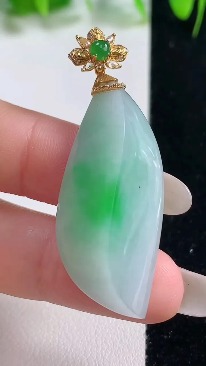 天然A货翡翠随形吊坠，尺寸39-17.4-12，重量:12.00g
10月19日